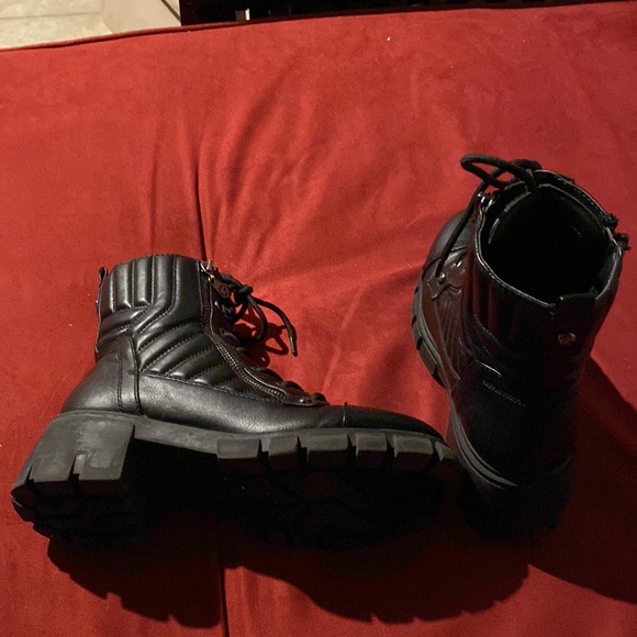 Cute black boots. Los Angeles… - Picture 10 of 11